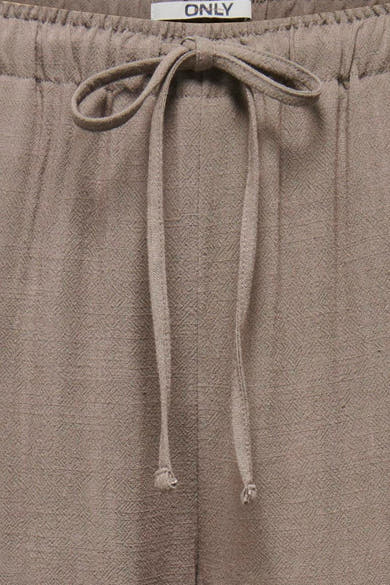 Pantalon brun de ONLY avec cordon de serrage noué et texture tissée distinctive.