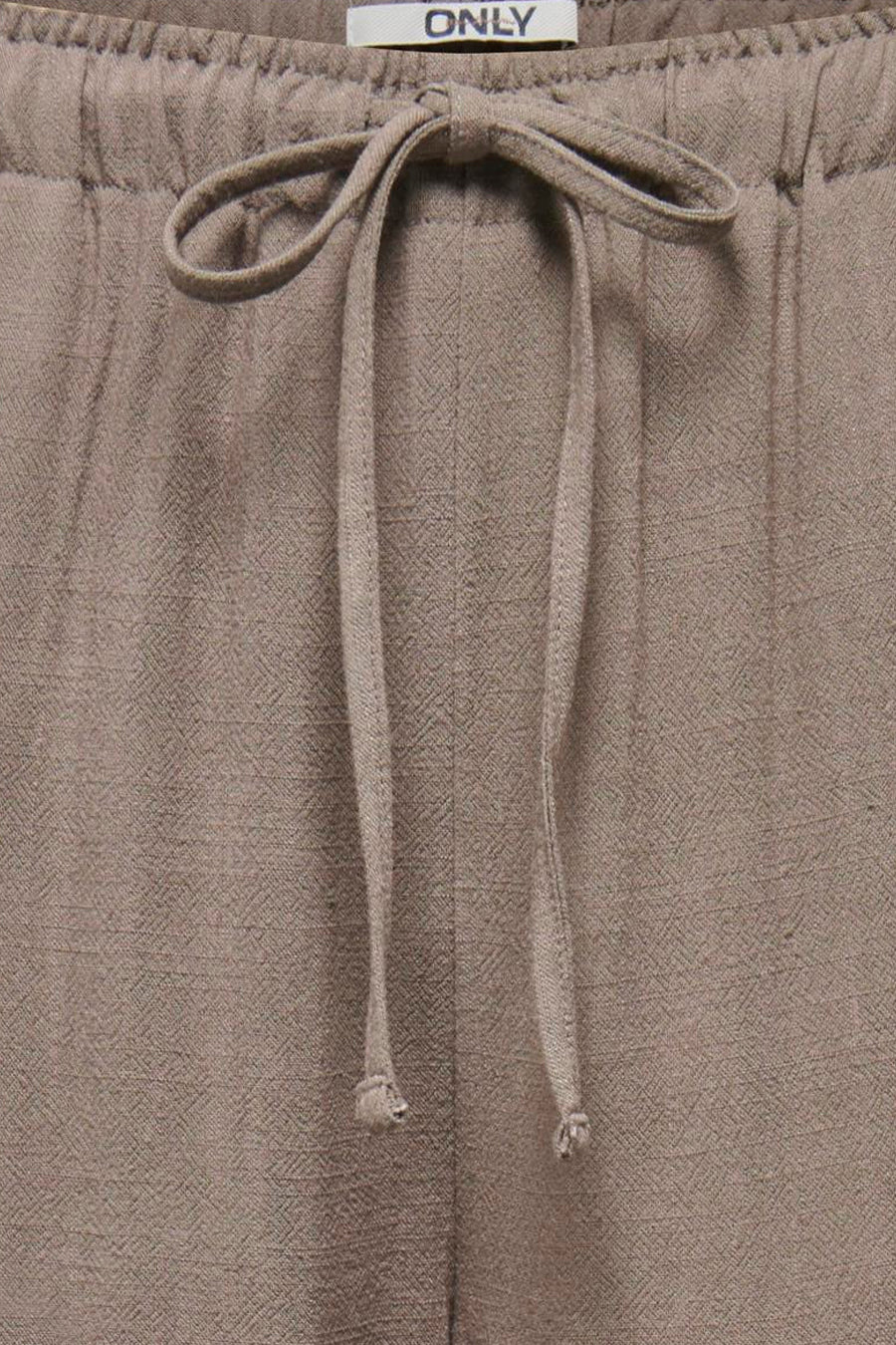 Pantalon brun de ONLY avec cordon de serrage noué et texture tissée distinctive.