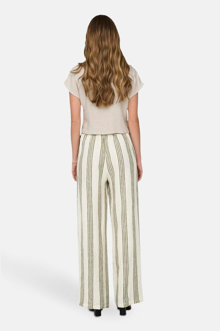 Chemise à manches courtes beige de ONLY®, portée avec un pantalon rayé taille haute.
