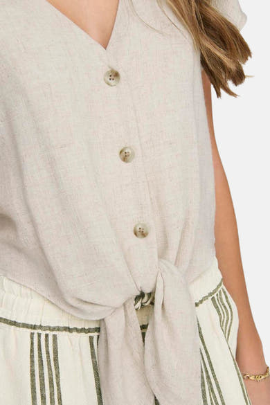 Beige blouse met korte mouwen van ONLY, met knopen en een strik aan de voorkant, gedragen met een gestreepte broek.