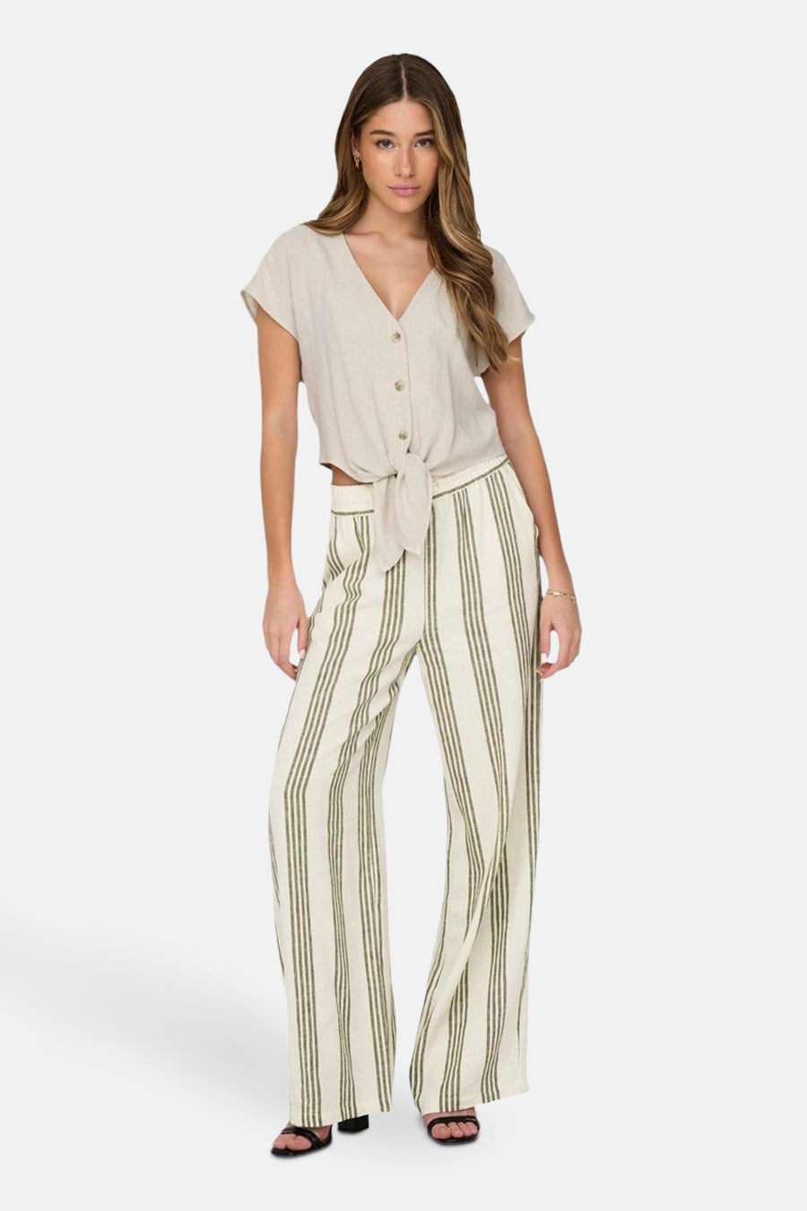 Beige blouse met korte mouwen van ONLY, geknoopt aan de voorkant, gedragen met een gestreepte broek.
