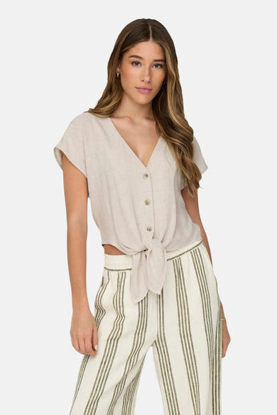 Beige blouse met korte mouwen van ONLY, met strik in de taille, gedragen met een gestreepte broek.