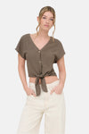 Chemise courte brune de ONLY® à manches courtes, col en V, boutonnée et nouée à la taille.