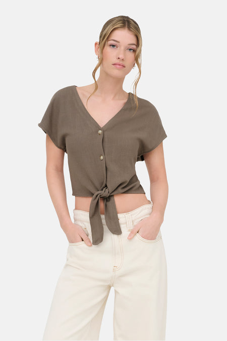 Chemise courte brune de ONLY® à manches courtes, col en V, boutonnée et nouée à la taille.