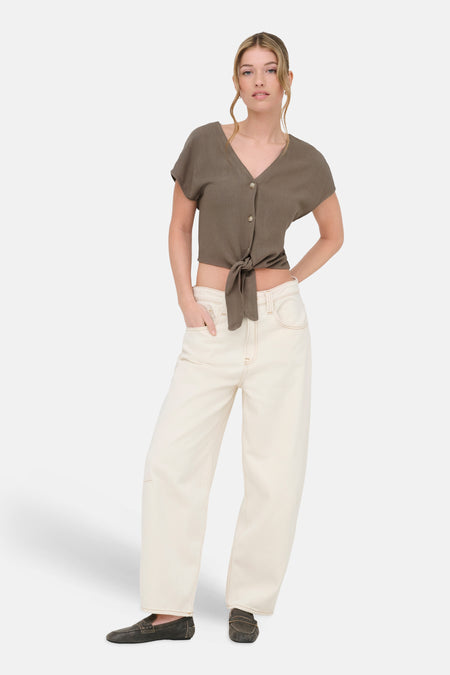 Chemise brun à manches courtes de ONLY® avec décolleté en V, boutonnée et nouée sur le devant.