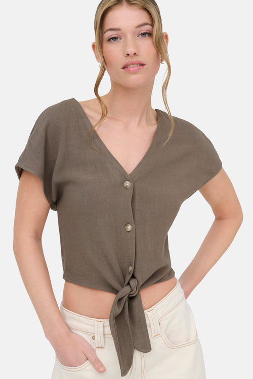 Chemise courte marron de ONLY® à col en V, manches courtes et nouée sur le devant.