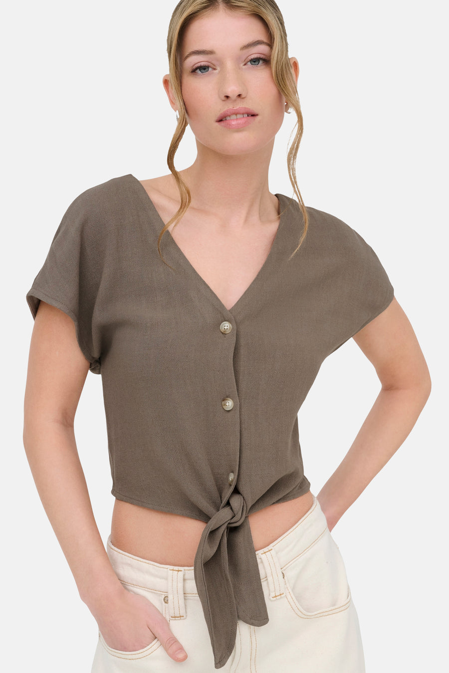 Chemise courte marron de ONLY® à col en V, manches courtes et nouée sur le devant.