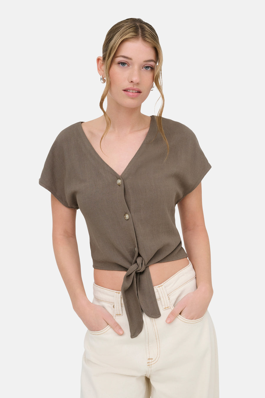 Chemise à manches courtes marron de ONLY®, col en V, boutonnée et nouée à la taille.