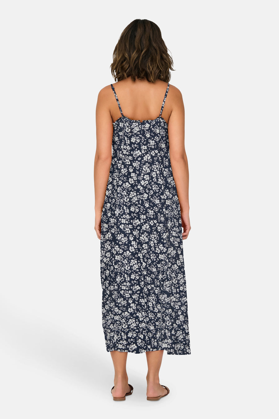 Robe longue bleue à motif floral de ONLY®, vue de dos avec bretelles fines.