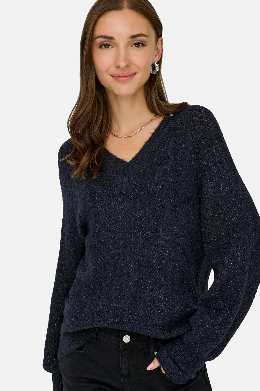 Pull à col en V bleu de ONLY, avec une texture subtilement brillante et un collier argenté.