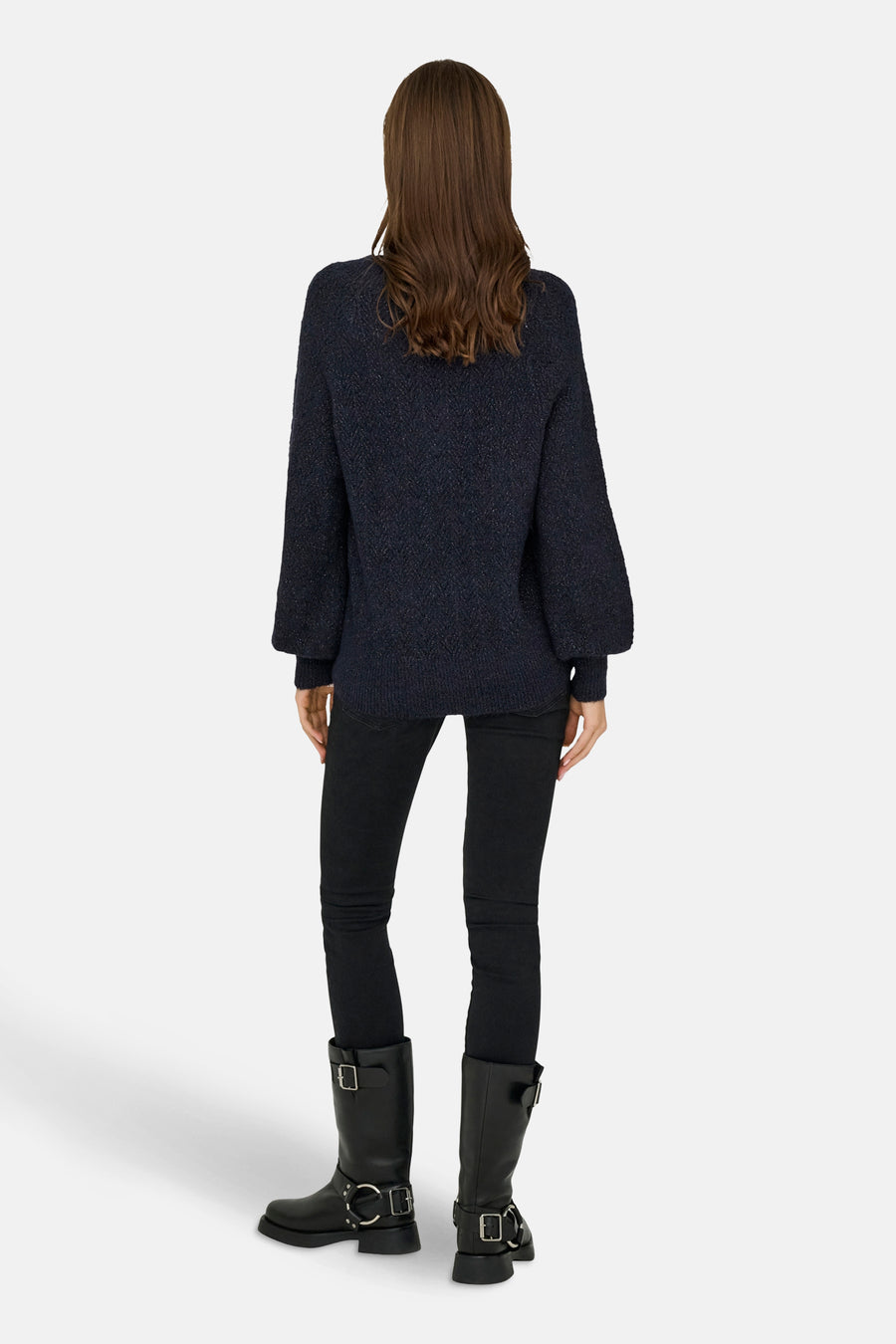 Pull à col en V bleu par ONLY, porté avec un jean noir et des bottes motard.