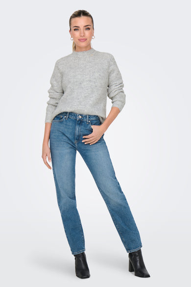 Pull à col rond gris par ONLY, porté avec un jean bleu et des bottines noires.