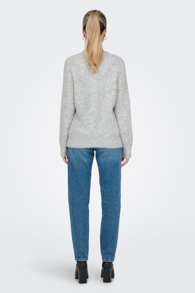 Pull à col rond gris de ONLY, porté avec un jean bleu et des bottines noires à talons carrés, vue de dos.
