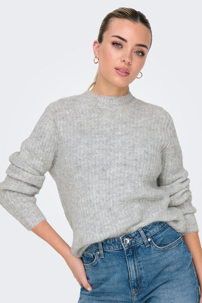 Pull gris à col rond de ONLY, porté avec un jean taille haute.
