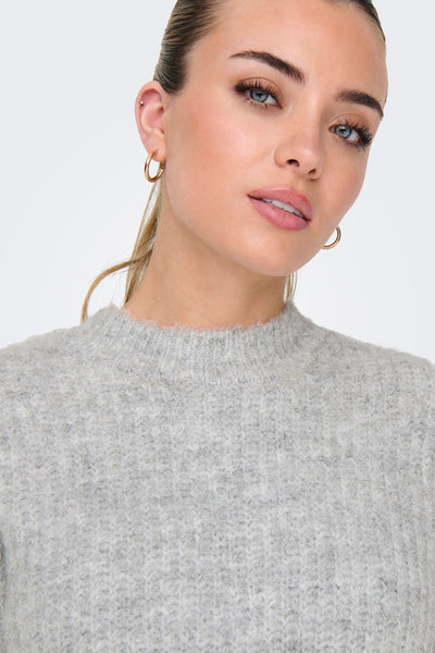 Pull gris à col rond de ONLY®, en maille texturée portée par un mannequin.