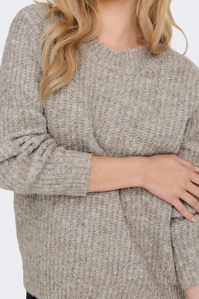 Pull beige à col rond de ONLY, en tricot texturé avec manches longues.