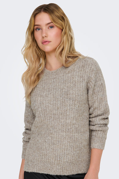 Pull à col rond beige de ONLY, en maille texturée sur un mannequin aux cheveux blonds.