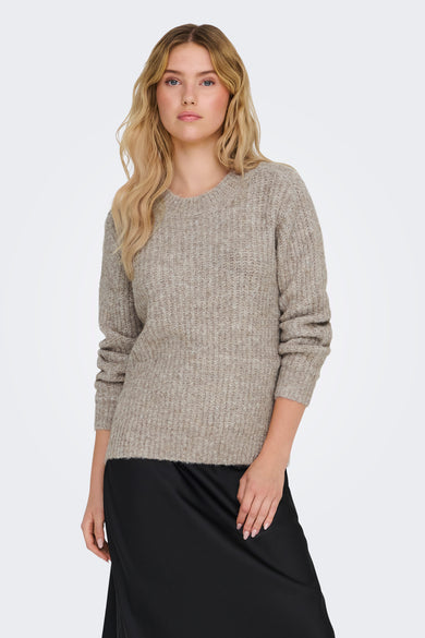 Pull à col rond beige de ONLY, en maille texturée, porté avec une jupe noire.
