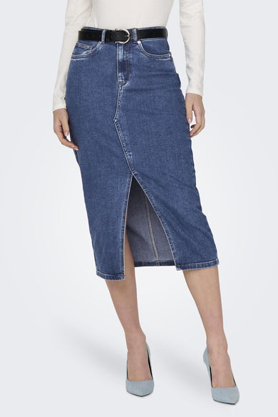 Jupe 3/4 en denim bleu moyen de ONLY, avec ceinture noire et fente à l'avant.