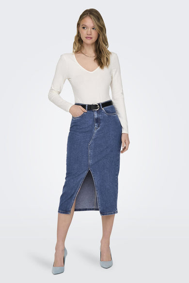 Jupe midi en denim bleu, de ONLY, avec une fente sur le devant et une ceinture noire.