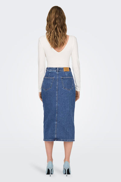 Jupe mi-longue en jean bleu moyen de ONLY, vue de dos, avec poches et détail de couture centrale.