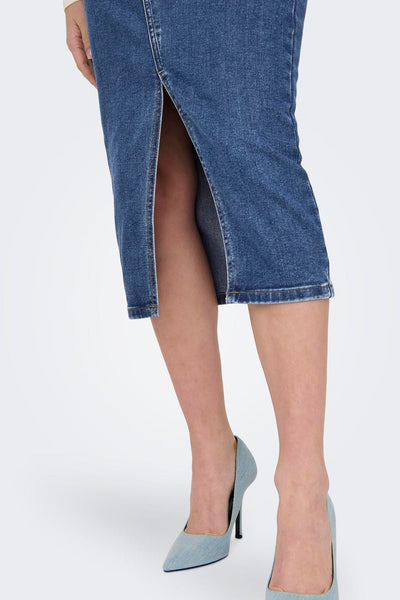 Jupe midi en denim bleu moyen par ONLY, avec fente sur le devant et chaussures assorties.
