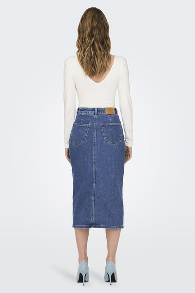 Jupe midi en denim bleu moyen de ONLY, vue de dos avec poches et un haut blanc à manches longues.
