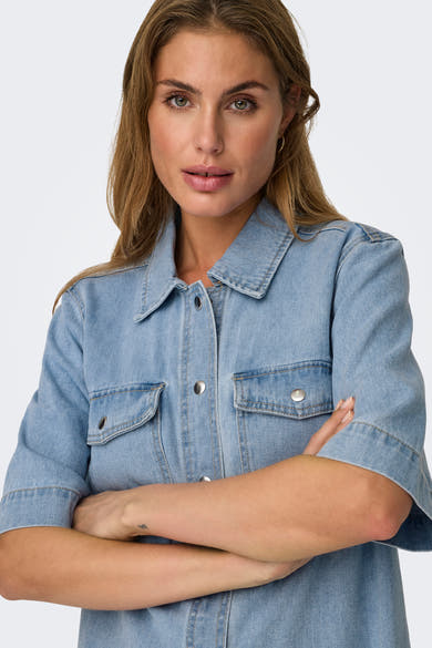 Korte mouwen denim jurk in lichtblauw van ONLY, met borstzakken en korte mouwen.