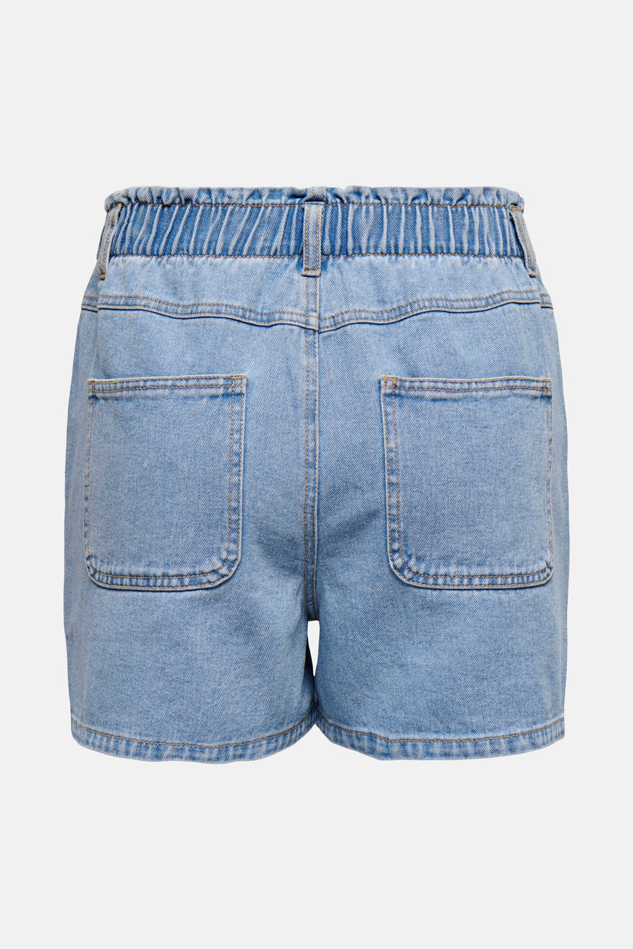 Short en denim bleu clair par JDY, avec taille élastique et poches arrière plaquées.

