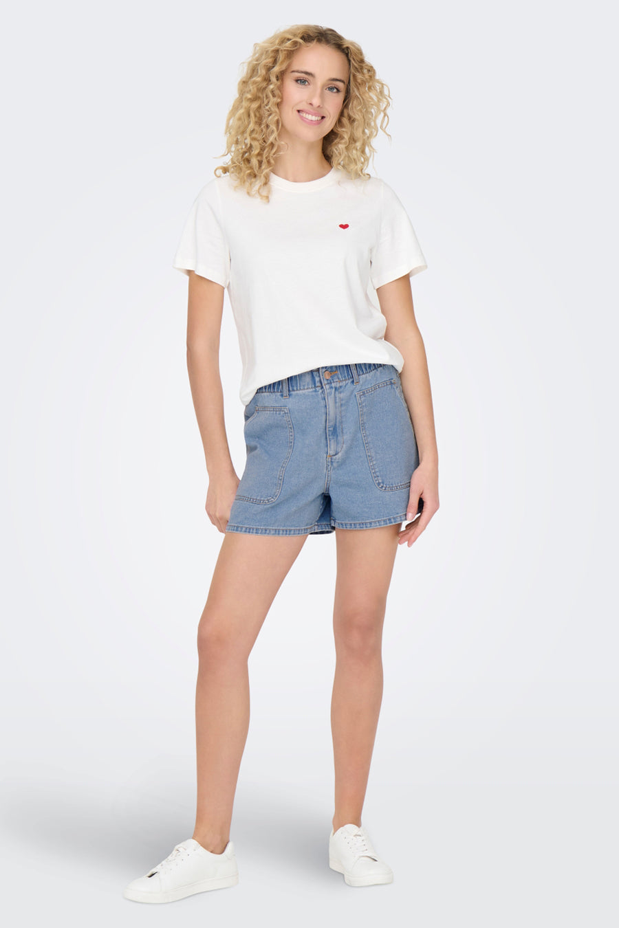 Short en denim bleu clair de JDY, avec taille élastique et poches arrondies.