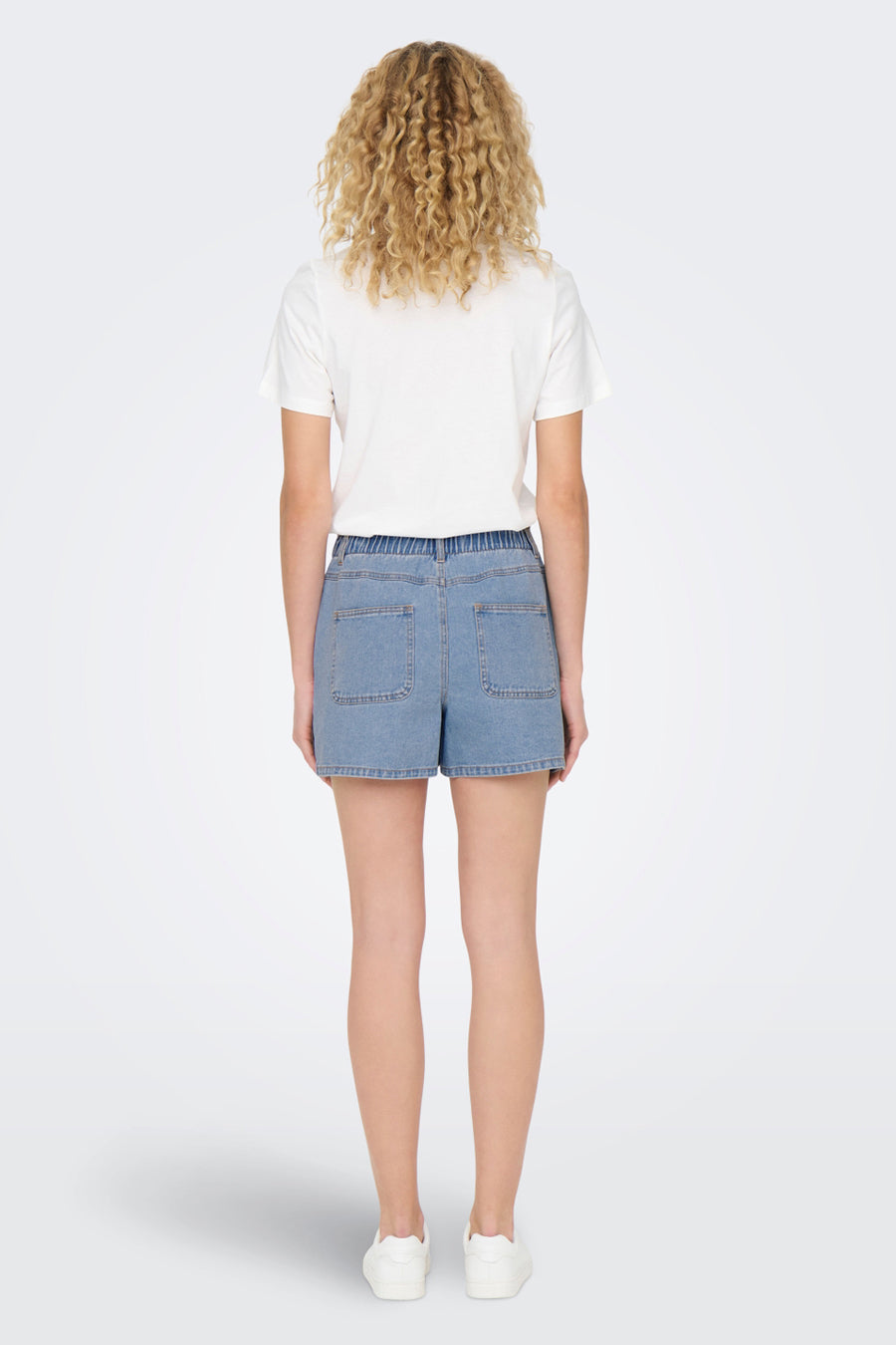 Short en denim bleu clair de JDY, avec taille élastique et poches carrées à l'arrière.