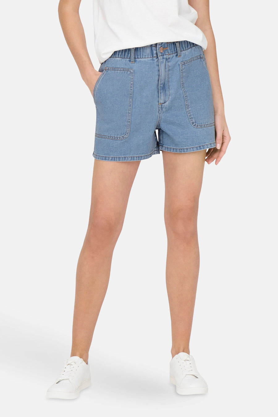 Short en denim bleu clair de JDY, porté avec un t-shirt blanc et des baskets blanches.