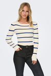Wit gestreept T-shirt met Bretonse strepen van ONLY, gedragen met een casual zwarte jeans.