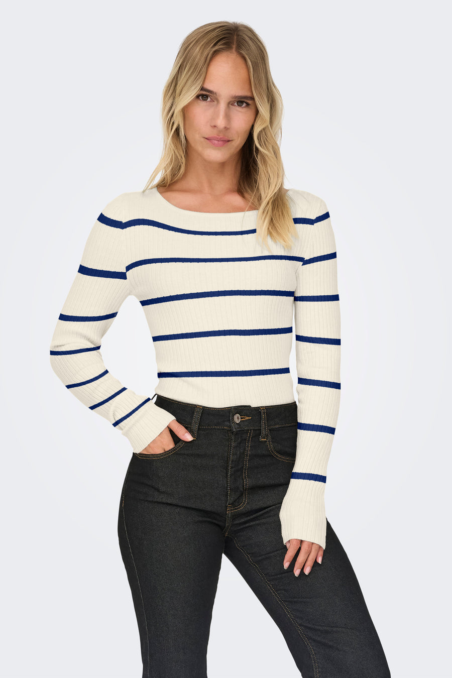 Wit gestreept T-shirt met Bretonse strepen van ONLY, gedragen met een casual zwarte jeans.