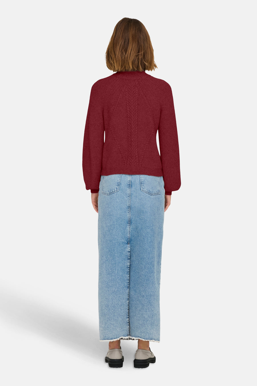 Pull bordeaux à col roulé de ONLY®, avec un motif torsadé sur le devant, porté avec une longue jupe en jean.