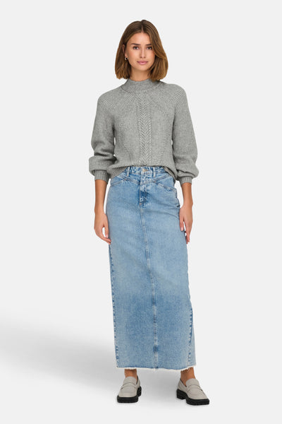 Grijze coltrui van ONLY®, gedragen met een lichtblauwe lange spijkerrok en grijze loafers.