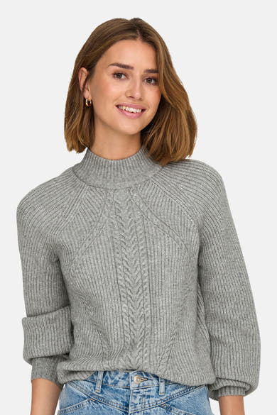 Pull à col roulé gris de ONLY, avec motif torsadé sur le devant et porté avec un jean taille haute.
