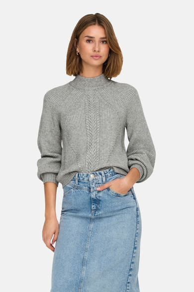 Pull à col roulé gris de ONLY, avec motif torsadé sur le devant, porté avec une jupe en jean.
