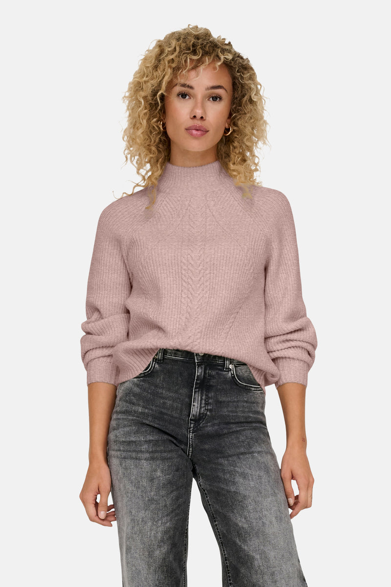 Pull à col roulé rose ONLY® avec un motif tressé et porté avec un jean délavé.

