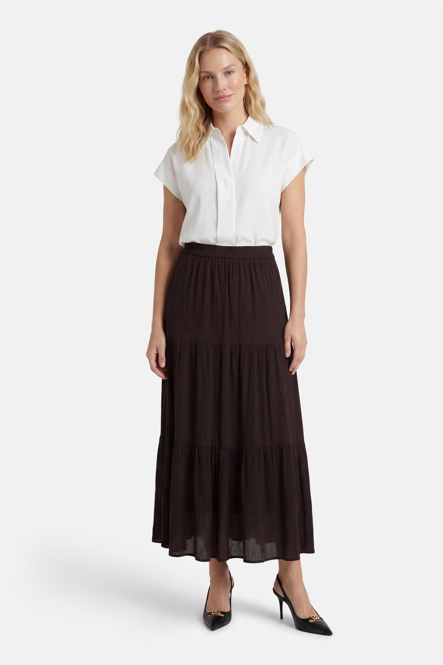 Jupe longue brune de ONLY® à volants, portée avec une chemise blanche et des talons noirs.