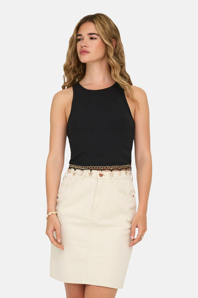 Débardeur noir ONLY®, côtelé, porté avec une jupe claire et une ceinture décorative à coquillages.
