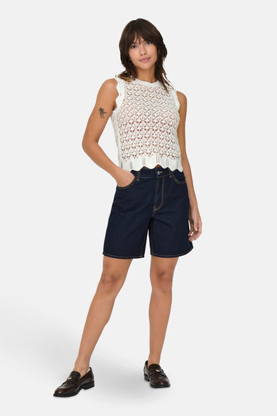 Top sans manches beige de JDY avec un motif ajouré et porté avec un short en jean foncé.