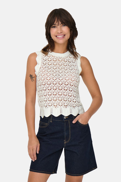 Top sans manches beige de JDY, avec motif ajouré et ourlet festonné, porté avec un short en jean.