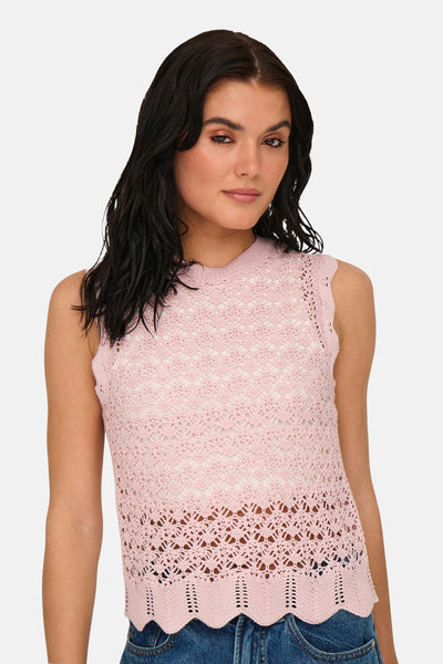 Top sans manches rose de JDY, en maille ajourée, porté avec un jean bleu.