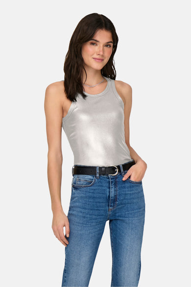 Top sans manches argenté de ONLY, porté avec un jean bleu et une ceinture noire.
