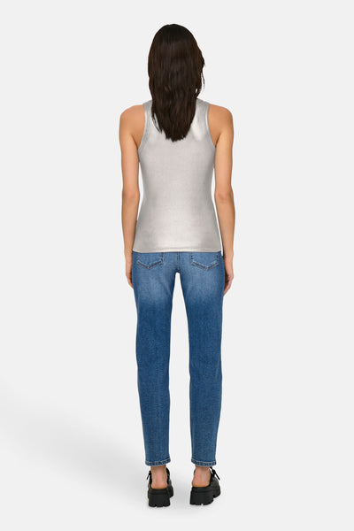 Top beige sans manches par ONLY®, porté avec un jean bleu et des mules noires, vue de dos.
