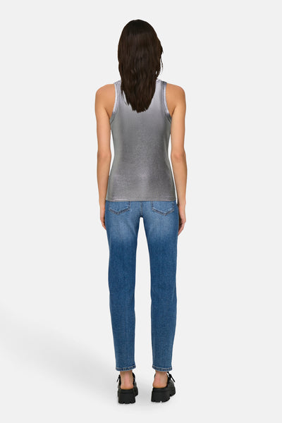 Top sans manches argenté de ONLY, porté avec un jean bleu et des chaussures noires.
