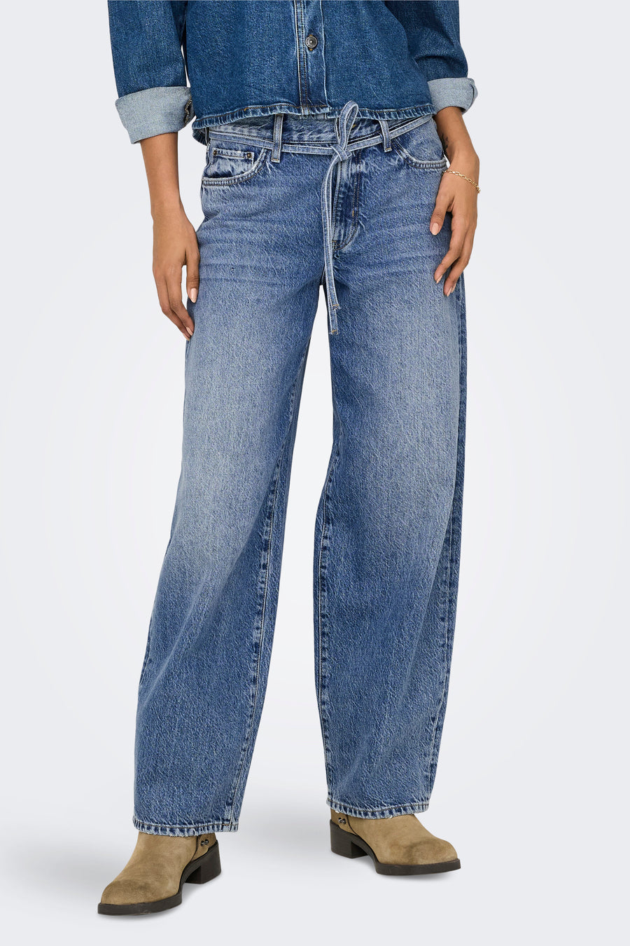 Rechte spijkerbroek in middinblauw denim van ONLY, gedragen met een bijpassend spijkerjasje, achterzijde.