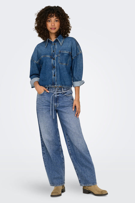 Jean droit bleu denim moyen de ONLY®, porté avec une chemise en jean assortie et des bottines en daim marron.
