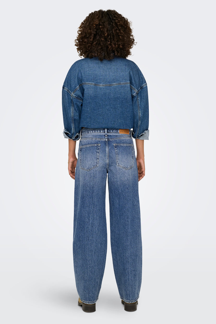 Jean droit en denim bleu moyen de ONLY, porté avec une veste en jean assortie, vue de dos.